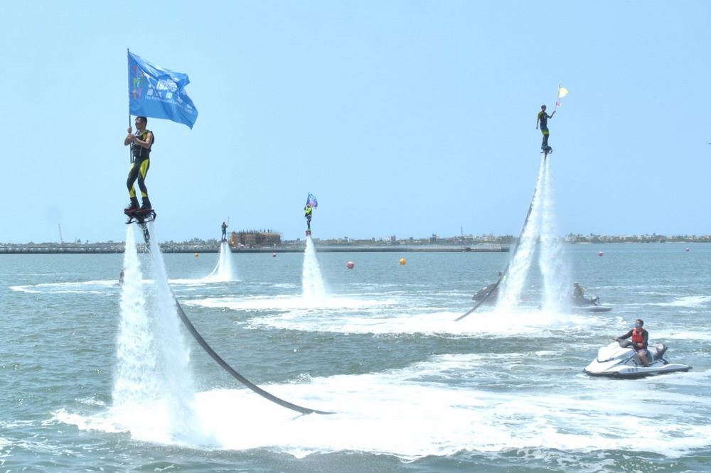 At the inauguration ceremony of the 2018 Dapeng Bay Yacht & Regatta Festival, a flyboard show impressed all At the inauguration ceremony of the 2018 Dapeng Bay Yacht & Regatta Festival, a flyboard show impressed all