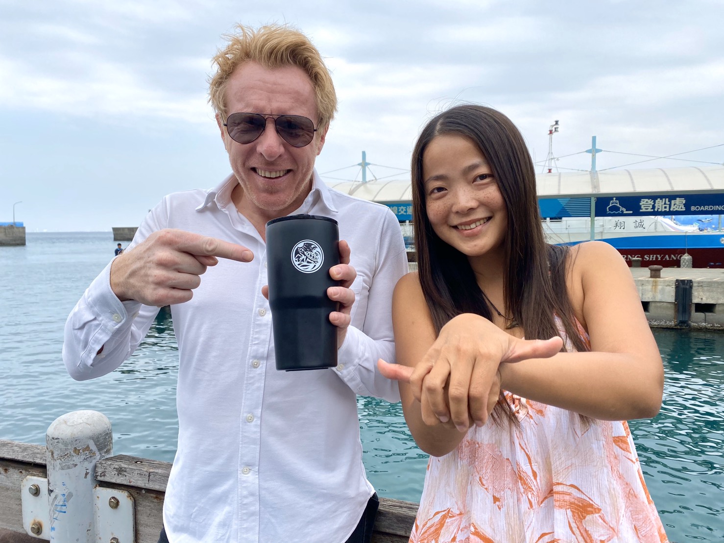 主持人Jérôme Pitorin收到琉島傳奇贈予的環保杯，開心與黃小莫合影。（黃小莫提供）