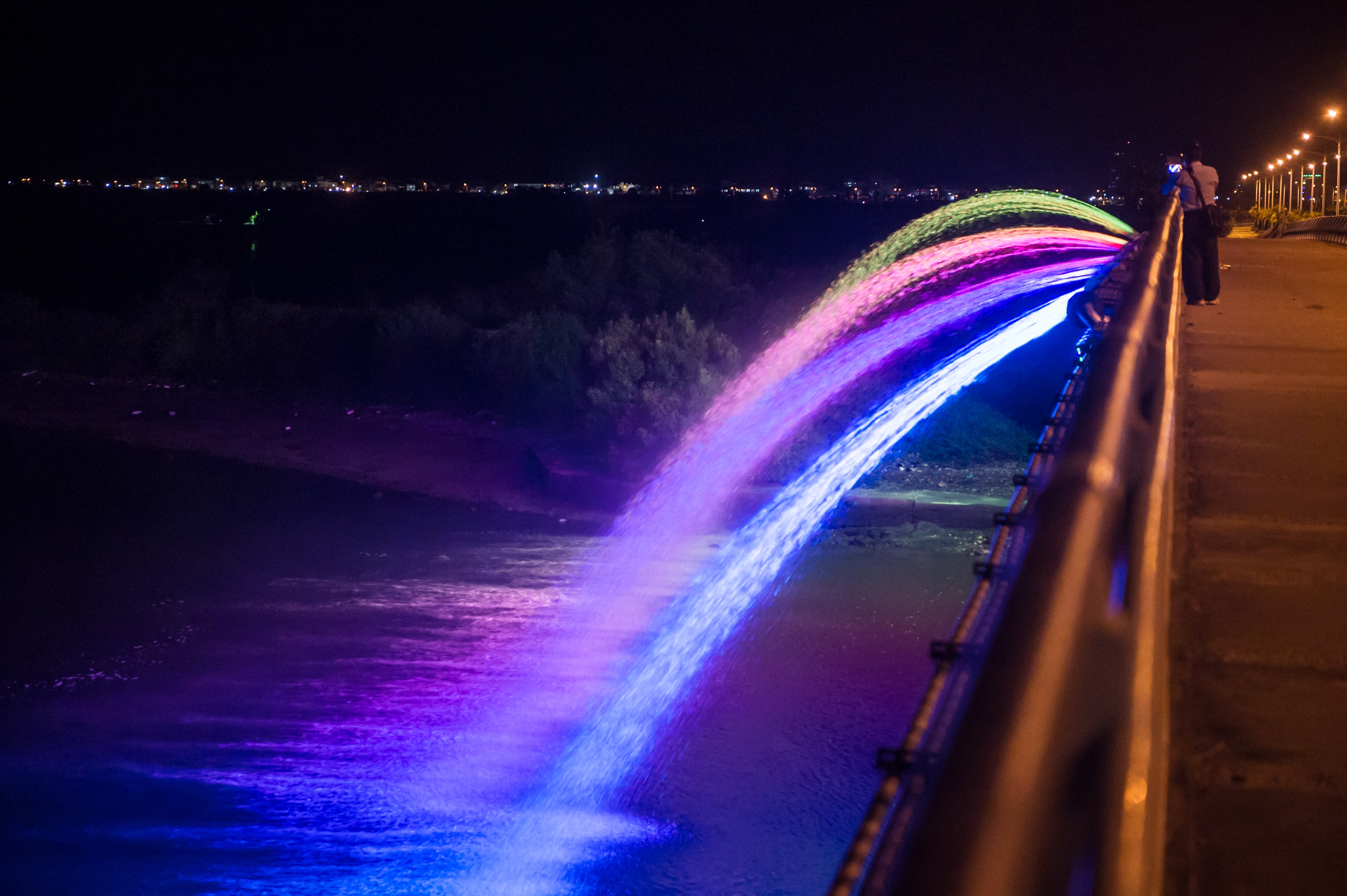Rainbow Water Dance & Light Show of Sankong Bridge turns the bay into a tantalizing place