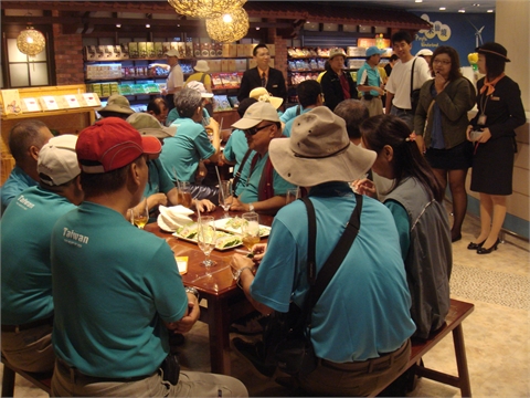 101.04.25~27澎湖參訪:馬公-特產販售區品嚐當地特製飲料與鹹餅