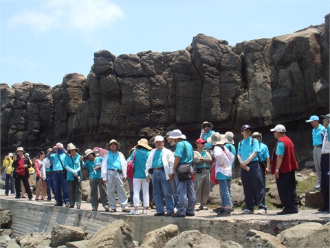 101.04.25~27澎湖參訪:馬公-小門地質館導覽志工周老師解說嶼鯨魚洞之由來及地質結構特性